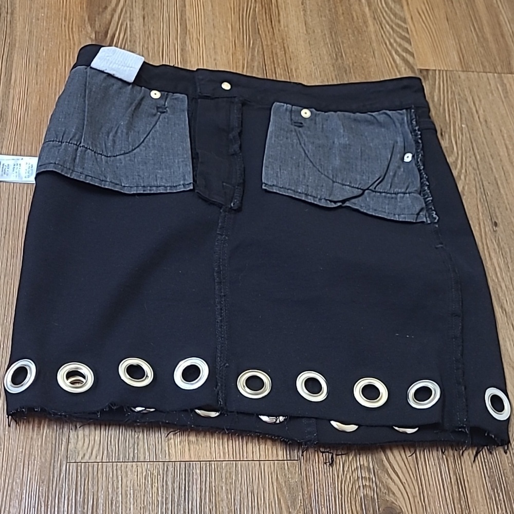 Good American Black Denim‎ Mini Skirt with Grommet Trim - Picture 9 of 14
